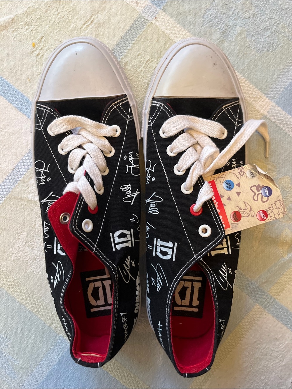 w9 1D RARE WITH TAGS Black Canvas Lace-Up Sneakers with Red Accents